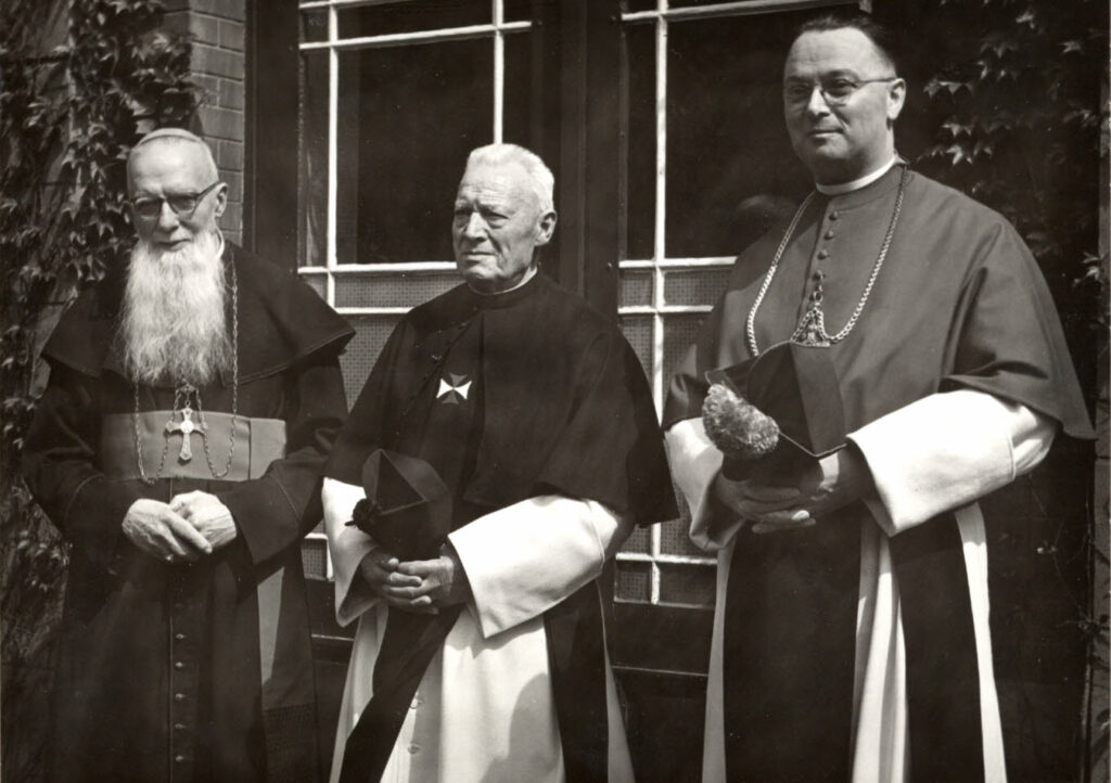 trio van missiebisschop, kruisheer en magister-generaal