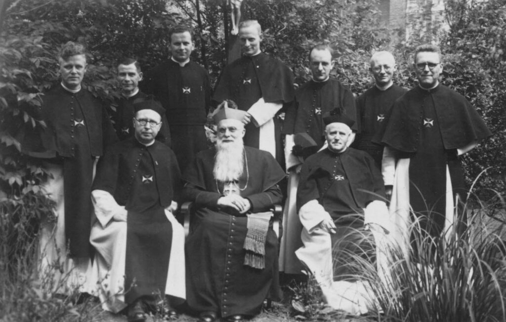 groep kruisheren in habijt rond missiebisschop Blessing