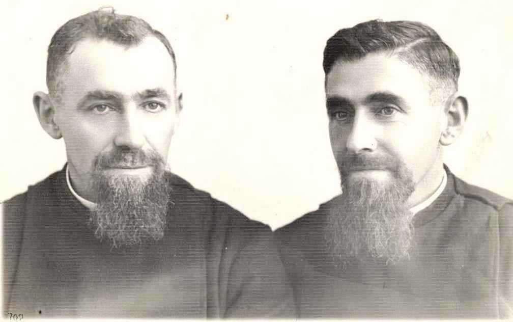portret van twee kruisheren in broederhabijt met missionarissenbaard