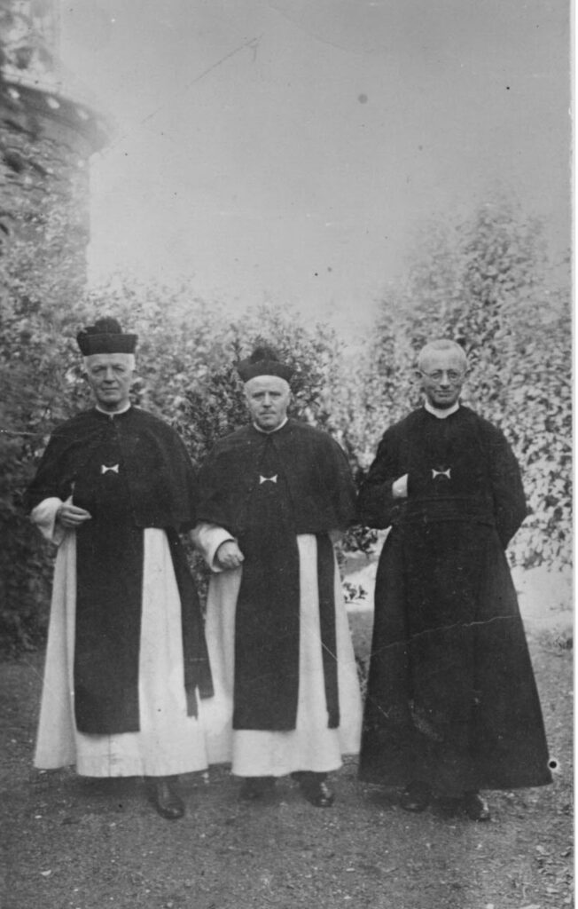 drie kruisheren in habijt