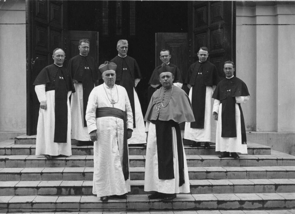 groep kruisheren in habijt op de kerktrappen