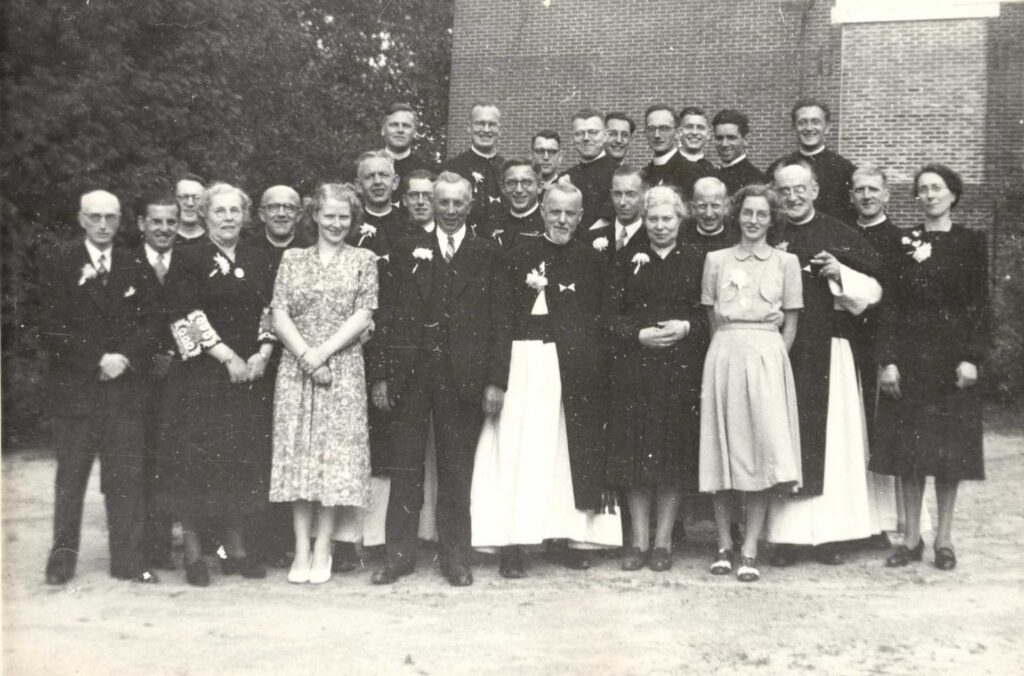 groepsfoto van kruisheren en familie van de jubilaris