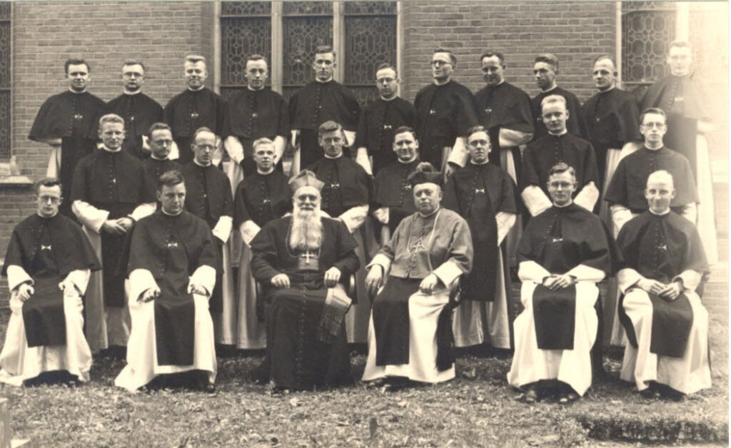 groep kruisheren in habijt rond missiebisschop en magister-generaal